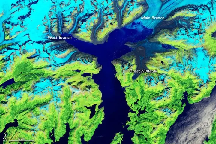 The same view in 2024: the lower glacier is gone and the valley is filled with dark blue sea water.